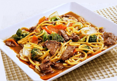Лапша с мясом говядины и брокколи
