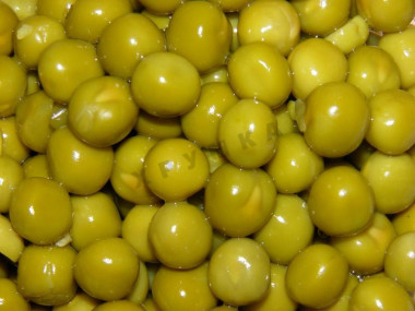 Рецепт - Оливье мясной с говядиной и солеными огурчиками - Шаг 9 -  Открываем баночку консервированного горошка.