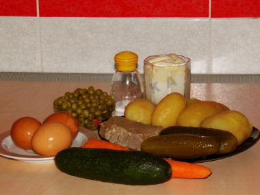 Рецепт - Оливье мясной с говядиной и солеными огурчиками - Шаг 1 - Для начала готовим все ингредиенты. Чистим картошку, варим яица, варим мясо.