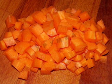 Рецепт - Оливье мясной с говядиной и солеными огурчиками - Шаг 2 -  Чистим морковку и нарезаем её кубиками, примерно по 0.75 мм.