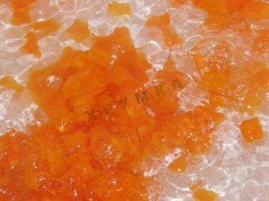 Рецепт - Оливье мясной с говядиной и солеными огурчиками - Шаг 3 -  Кипятим воду, бросаем в кастрюльку морковку, минут на 5-7.