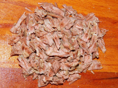 Рецепт - Оливье мясной с говядиной и солеными огурчиками - Шаг 4 -  Рвём мясо на маленькие кусочки, при резке может получится не очень красиво.