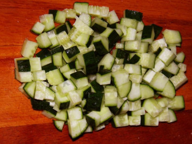 Рецепт - Оливье мясной с говядиной и солеными огурчиками - Шаг 5 -  Нарезаем огурец на такие же кубики, как и морковь