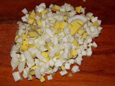 Рецепт - Оливье мясной с говядиной и солеными огурчиками - Шаг 6 -  Чистим яйца и режем их кубиками.