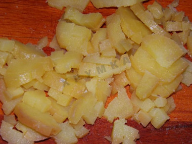 Рецепт - Оливье мясной с говядиной и солеными огурчиками - Шаг 7 -  Картошку нарезаем также.