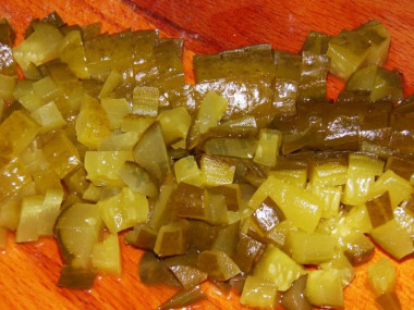 Рецепт - Оливье мясной с говядиной и солеными огурчиками - Шаг 8 -  Солёные огурцы тоже режем кубиками.