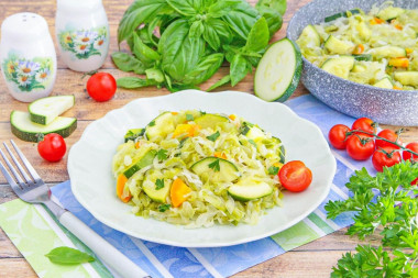 Кабачки с капустой на сковороде