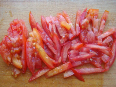 Рецепт - Салат с копченой колбасой, сыром, помидорами, яйцами - Шаг 3 -  Помидоры также нарежьте соломкой.