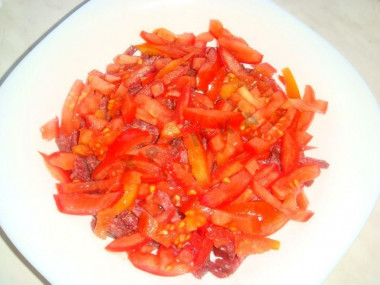 Рецепт - Салат с копченой колбасой, сыром, помидорами, яйцами - Шаг 5 -  Затем сверху на неё помидоры.