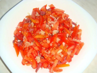 Рецепт - Салат с копченой колбасой, сыром, помидорами, яйцами - Шаг 6 -  Чеснок натрите на тёрке и выложите на помидоры.