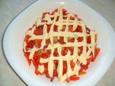 Рецепт - Салат с копченой колбасой, сыром, помидорами, яйцами - Шаг 7 -  Покройте сеточкой из майонеза