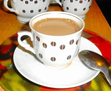 Кофе с молоком, корицей и мускатным орехом