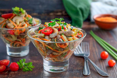 Салат с куриной печенью солеными огурцами и морковью