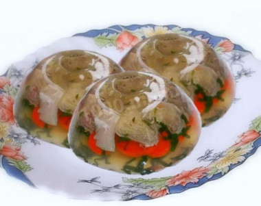 Заливное из говядины с луком, морковью и петрушкой
