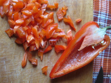 Рецепт - Салат с грецкими орехами копченой курицей и овощами - Шаг 2 -  Сладкий перец моем, очищаем от семян и нарезаем тонкой соломкой длиной примерно по 2 сантиметра.