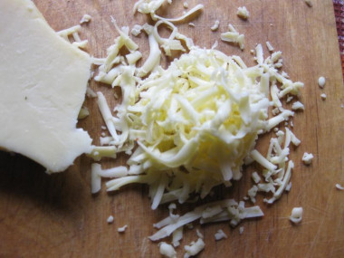 Рецепт - Салат с грецкими орехами копченой курицей и овощами - Шаг 3 -  Сыр либо трем на терке, либо очень маленькими кубиками режем.