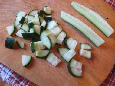 Рецепт - Салат с грецкими орехами копченой курицей и овощами - Шаг 5 -  Очищаем от кожуры огурцы, натираем их на крупной терке или нарезаем мелкими кубиками.