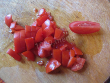 Рецепт - Салат с грецкими орехами копченой курицей и овощами - Шаг 6 -  Помидор моем - его желательно также очистить от семян, а нарезать только мякоть.