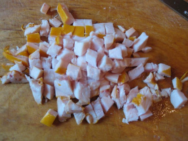 Рецепт - Салат с грецкими орехами копченой курицей и овощами - Шаг 7 -  Куриную кожицу мы удаляем, нарезаем только мясо маленькими кубиками.