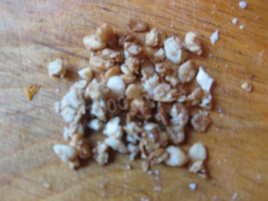 Рецепт - Салат с грецкими орехами копченой курицей и овощами - Шаг 8 -  Чисти от скорлупы и мелко рубим ножом грецкие орехи. Можно использовать уже чищенные, которые продаются в магазине. Если орешки сыроваты, то рекомендую слегка подсушить их на сухой раскаленной сковороде.