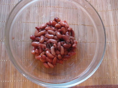 Рецепт - Салат с грецкими орехами копченой курицей и овощами - Шаг 9 -  Приступаем к сборке салата. Выкладываем в глубокую миску или салатницу фасоль.