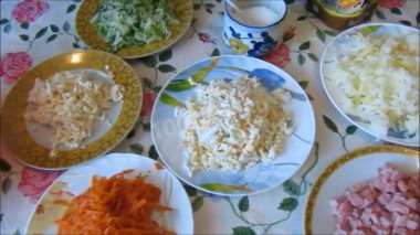 Рецепт - Салат с ветчиной огурцами и морковью по-корейски - Шаг 2 -  Яйца и картофель почистить и потереть на крупной терке. Также на крупной терке потереть огурец и плавленый сыр, ветчину порезать мелким кубиком.