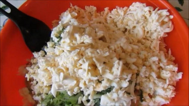 Рецепт - Салат с ветчиной огурцами и морковью по-корейски - Шаг 3 -  Все ингредиенты перекладываем в глубокую миску, солим и заправляем майонезом, салат хорошо перемешиваем. Выкладываем в кондитерское кольцо или на блюдо, придаем форму и украшаем по желанию, я украсила зеленью петрушки и морковью по-корейски. Салат можно сразу подавать к столу.