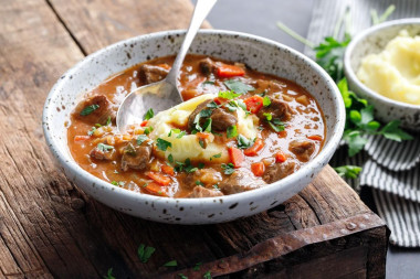 Подлив с говядиной и сельдереем для картофельного пюре