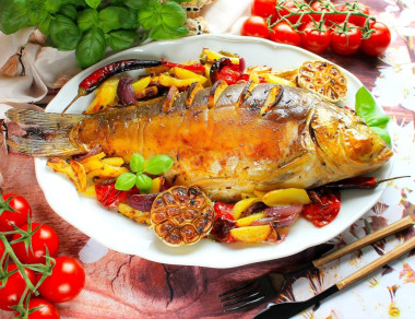 Карп запеченный в духовке с овощами