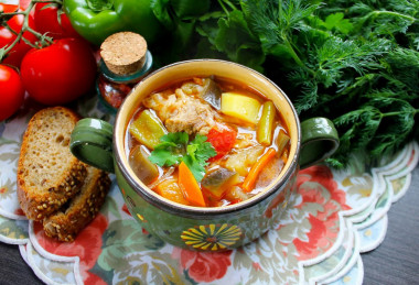 Суп с баклажанами, помидорами, перцем и стручковой фасолью