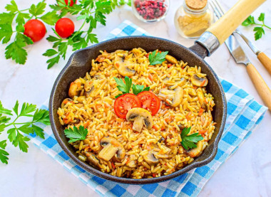 Плов с шампиньонами на сковороде