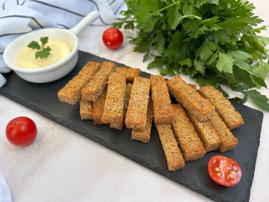 Гренки в аэрогриле из черного хлеба с чесноком