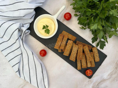 Гренки в аэрогриле из черного хлеба с чесноком