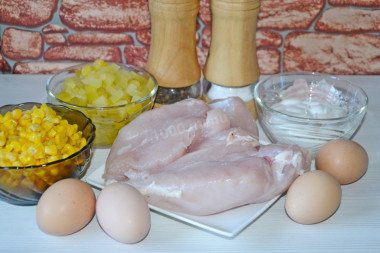 Рецепт - Салат ананасовый с куриным филе, яйцом, кукурузой - Шаг 1 - Подготовим продукты. Филе вымыть, с кукурузы консервированной слить жидкость, ананасы порезать кубиком.