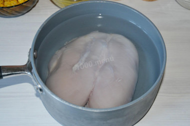 Рецепт - Салат ананасовый с куриным филе, яйцом, кукурузой - Шаг 2 -  Первым делом ставим вариться куриное филе. Готовим 20 минут после закипания. Воду солим-перчим по вкусу. Потом получится очень вкусный бульон.