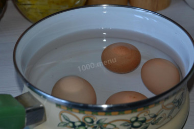 Рецепт - Салат ананасовый с куриным филе, яйцом, кукурузой - Шаг 3 -  Яйца также ставим вариться. Обычно варят 10 минут после закипания, я варю 12-13 минут, чтобы уж точно яички были круто-крутые)))