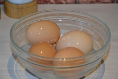 Рецепт - Салат ананасовый с куриным филе, яйцом, кукурузой - Шаг 4 -  Когда яйца сварятся, остужаем их под струей холодной воды, а затем еще оставляем немного в мисочке с ледяной водой - так они лучше будут очищаться.