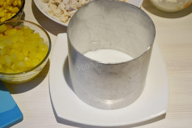 Рецепт - Салат ананасовый с куриным филе, яйцом, кукурузой - Шаг 5 -  Салат мы будем делать слоями - берем формовочное кольцо и ставим по средине тарелки, на которой будем подавать. Если такой формы нет, можно взять 1,5 литровую пластиковую бутылку и обрезать с обеих сторон - будет прекрасная формочка для салата!