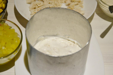 Рецепт - Салат ананасовый с куриным филе, яйцом, кукурузой - Шаг 7 -  Сверху слой майонеза. Количество майонеза регулируйте сами, но салат не должен быть сухим. Если хотите приготовить более диетический вариант салата - вместо майонеза можно использовать сметану, или в равных частях смешать сметану и майонез.