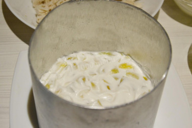 Рецепт - Салат ананасовый с куриным филе, яйцом, кукурузой - Шаг 8 -  Следующий слой консервированные ананасы и снова покрываем майонезом.