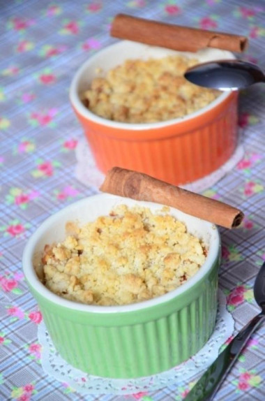 Крамбл с миндалем яблоками и сливочным маслом
