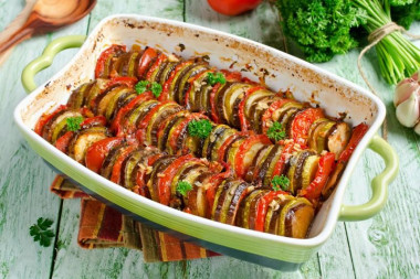 Рататуй из баклажанов, кабачков и перца с луком