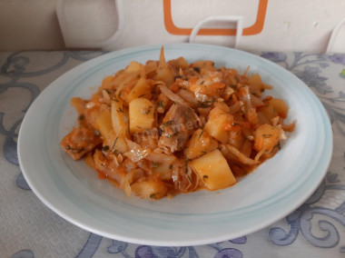 Свинина тушеная с капустой и картошкой