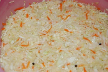 Квашеная маринованная капуста в банке с уксусом и сахаром