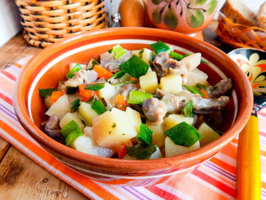 Куриные желудки с картошкой тушеные