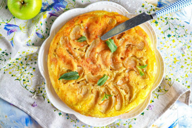 Шарлотка на сковороде с яблоками