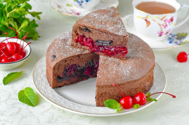 Шоколадный пирог с вишней