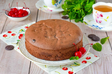 Шоколадный пирог с вишней