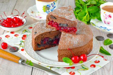 Шоколадный пирог с вишней