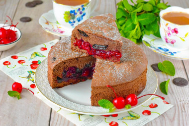 Шоколадный пирог с вишней